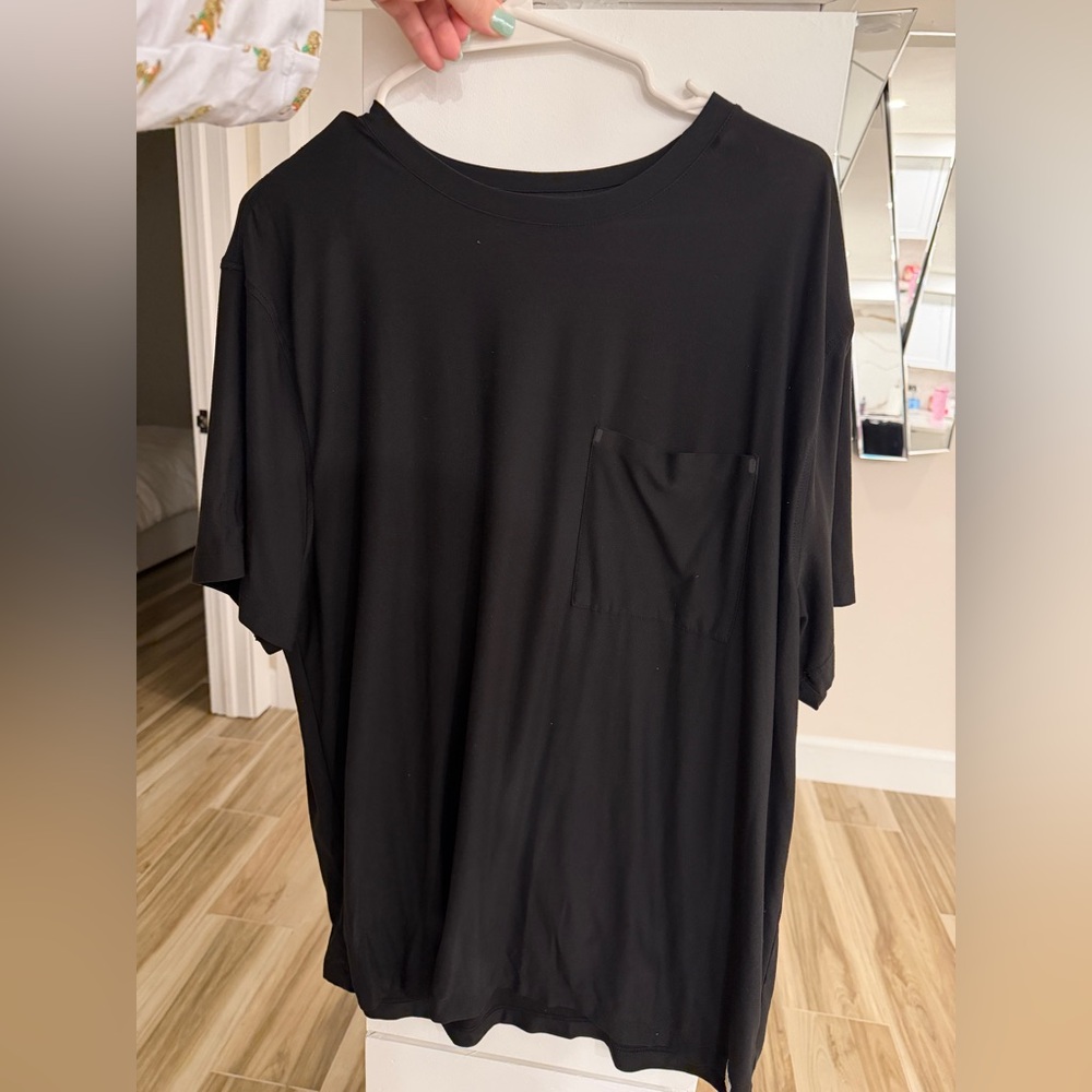 Vuori Men’s Strato Pocket Tee in size L Black